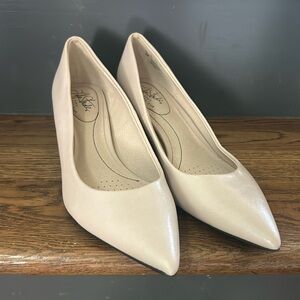 Life Stride soft system beige pump 8M